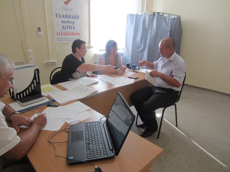 Досрочное голосование в Территориальной избирательной комиссии Зерноградского района