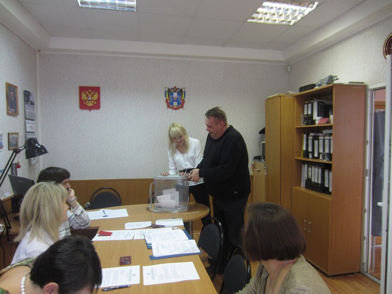 Работа счетной комиссии по выборам заместителя председателя и секретаря Территориальной избирательной комиссии Зерноградского района